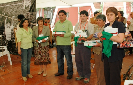 Entrega del Libro a Familiares.